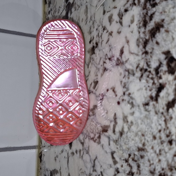 🎅 Converse sneaker style glass ornament - cream and pink - Picture 4 of 8